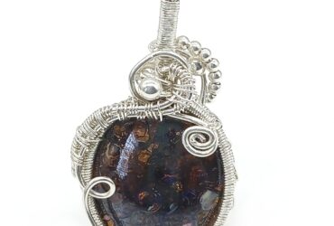 Kettenanhänger Boulderopal mit bunten Adern in Sterlingsilberdraht