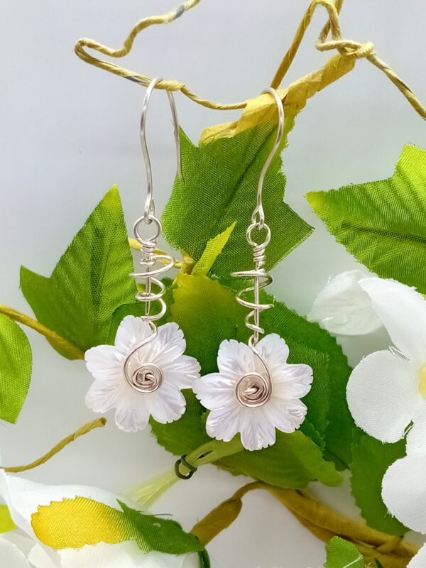Ohrhänger mit weißen Perlmuttblüten in 925 Sterlingsilber – Bild 3