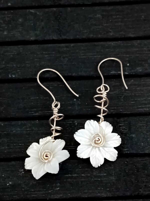 Ohrhänger mit weißen Perlmuttblüten in 925 Sterlingsilber – Bild 5