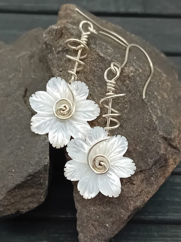 Ohrhänger mit weißen Perlmuttblüten in 925 Sterlingsilber – Bild 2
