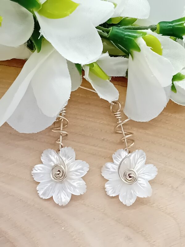 Ohrhänger mit weißen Perlmuttblüten in 925 Sterlingsilber – Bild 8