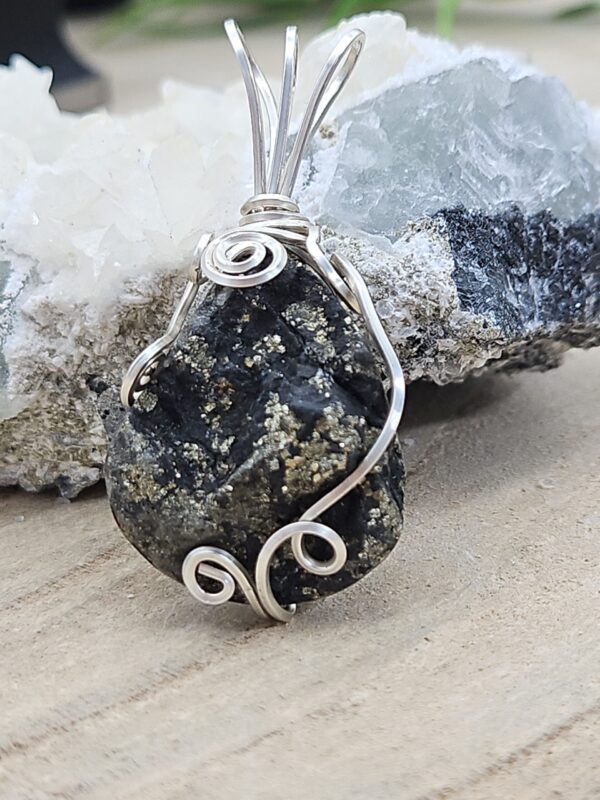 EKA20250076-pyrit schiefer-4-Photoroom