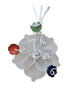 Anhänger Blüte aus Bergkristall mit Nephrite, Karneol und Lapislazuli