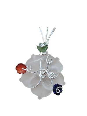 Anhänger Blüte aus Bergkristall mit Nephrite, Karneol und Lapislazuli