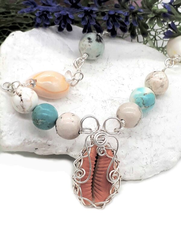Kauri-Muschel-Halsband mit Opalrondellen und Achatperlen (Boho-Style) – Bild 4
