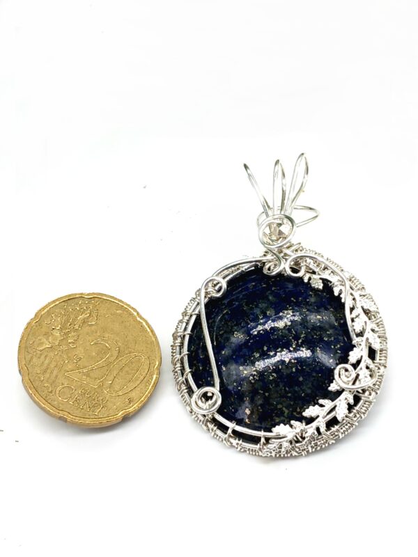Schmuckanhänger Lapislazuli rund blau gewebt in Sterlingsilber mit Ranken – Bild 5