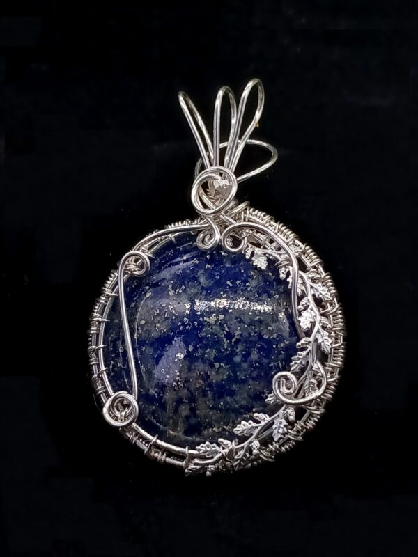 Schmuckanhänger Lapislazuli rund blau gewebt in Sterlingsilber mit Ranken – Bild 3