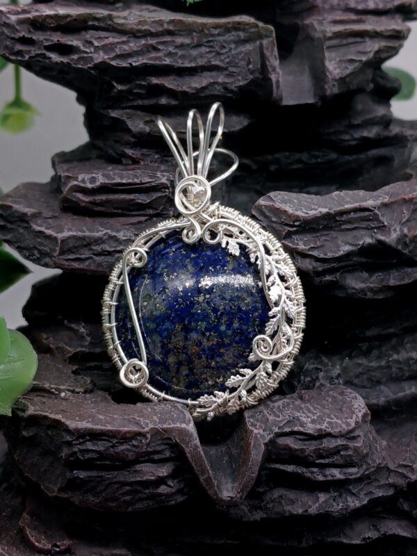 Schmuckanhänger Lapislazuli rund blau gewebt in Sterlingsilber mit Ranken – Bild 6