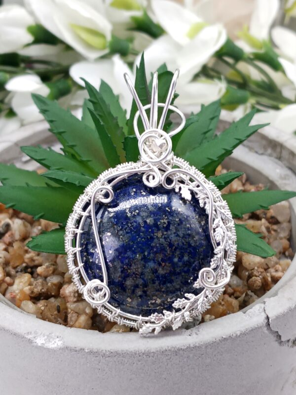 Schmuckanhänger Lapislazuli rund blau gewebt in Sterlingsilber mit Ranken – Bild 8