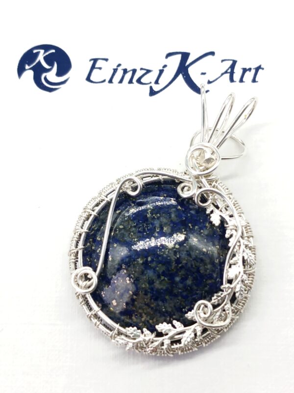Schmuckanhänger Lapislazuli rund blau gewebt in Sterlingsilber mit Ranken – Bild 7