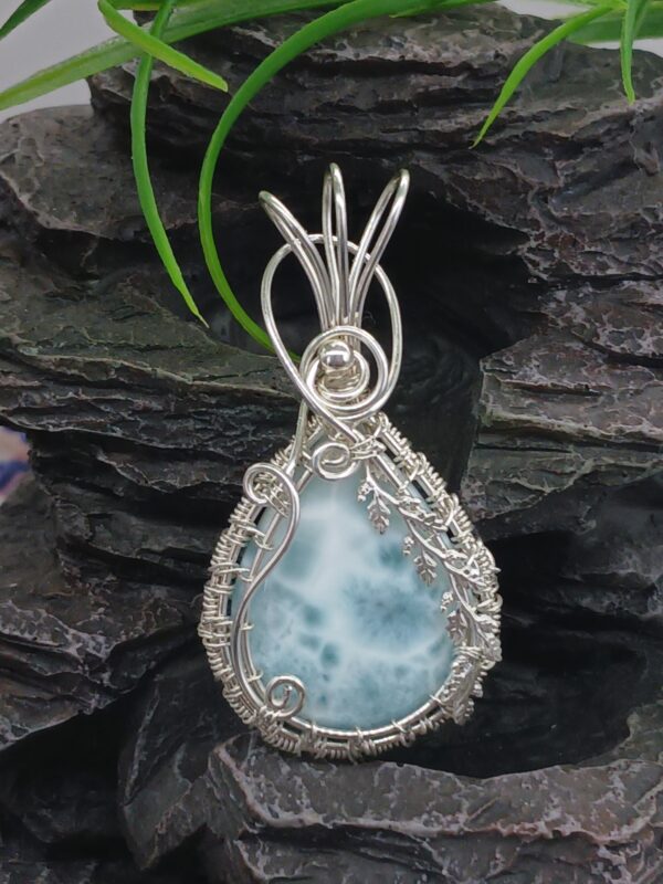 Schmuckanhänger Larimar hellblau mit Silberblätter in 925 Sterlingsilber – Bild 3