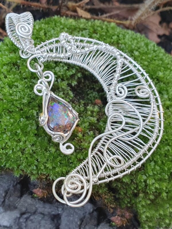 Schmuckanhänger gewebter Mond mit Boulder-Opal in 925 Silber – Bild 2