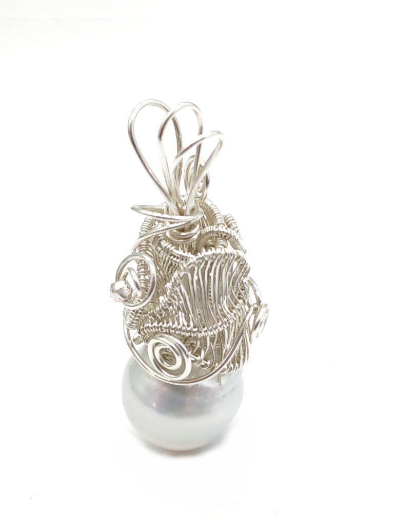 Schmuckanhänger mit weißer Süßwasserperle in 925 Sterlingsilber gewebt