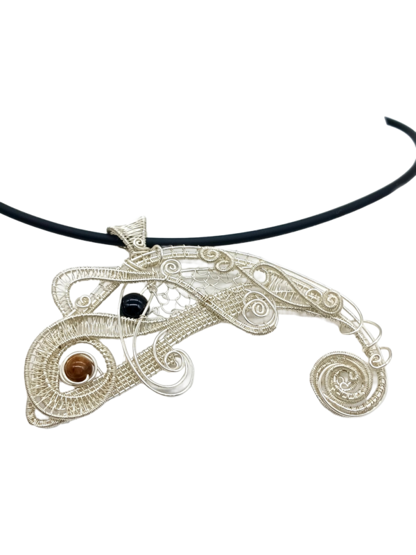 Schmuckanhänger gewebtes Chamäleon mit Tigeraugeperle und Onyxperle 925 Silber